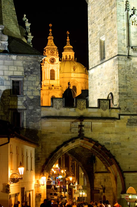 Eingang von der karlsbruecke in prag foto
