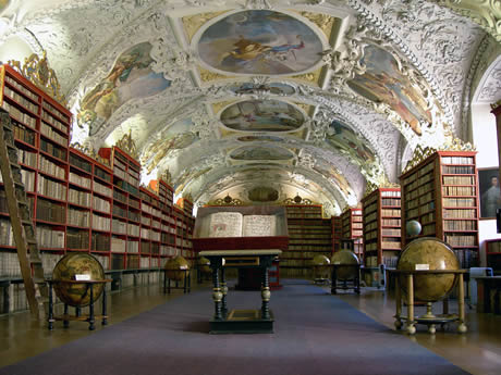 Sala de biblioteca in stil baroc din praga foto